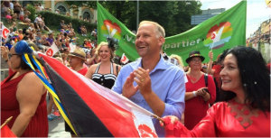 Jonas Sjöstedt och Jeannette Escanilla deltog på Pride tillsammans med hundratals andra vänsterpartister.